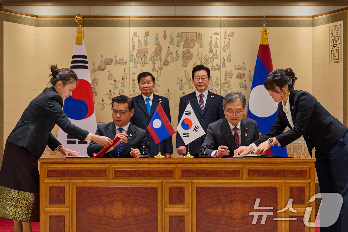 (서울=뉴스1) 허경 기자 = 조현 외교부 장관과 싸이싸나 콧푸톤 라오스 검찰총장이 15일 용산 대통령실에서 이재명 대통령과 통룬 시술릿 라오스 국가주석이 임석한 가운데 범죄인인도 …