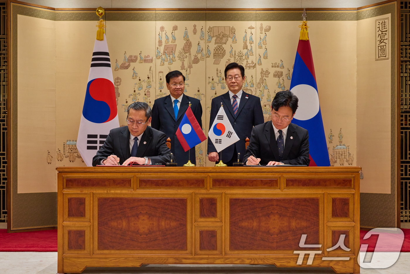 (서울=뉴스1) 허경 기자 = 김영훈 노동부 장관과 포싸이 싸이냐선 라오스 노동사회복지부 장관이 15일 용산 대통령실에서 이재명 대통령과 통룬 시술릿 라오스 국가주석이 임석한 가운 …