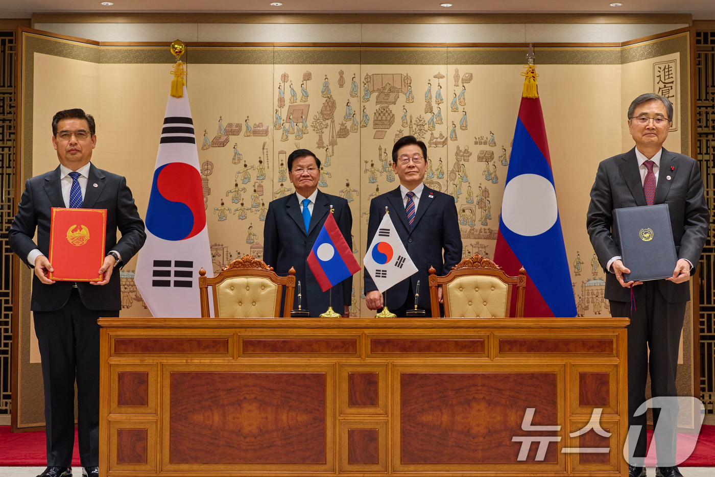 (서울=뉴스1) 허경 기자 = 조현 외교부 장관과 싸이싸나 콧푸톤 라오스 검찰총장이 15일 용산 대통령실에서 이재명 대통령과 통룬 시술릿 라오스 국가주석이 임석한 가운데 범죄인인도 …