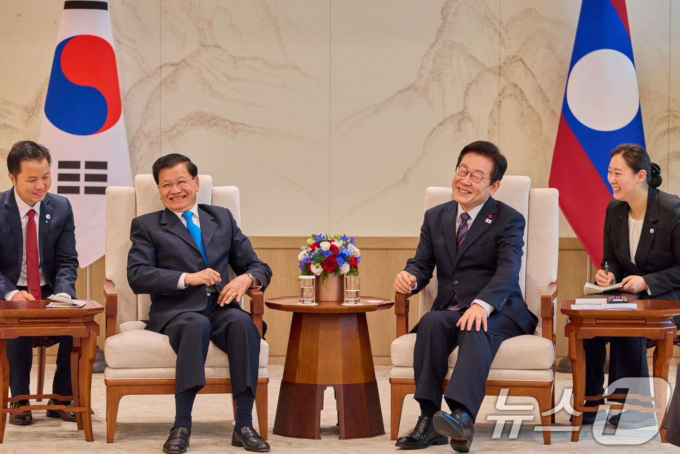 (서울=뉴스1) 허경 기자 = 이재명 대통령과 통룬 시술릿 라오스 국가주석이 15일 서울 용산 대통령실에서 소인수회담을 하고 있다. (대통령실 제공. 재판매 및 DB 금지) 202 …