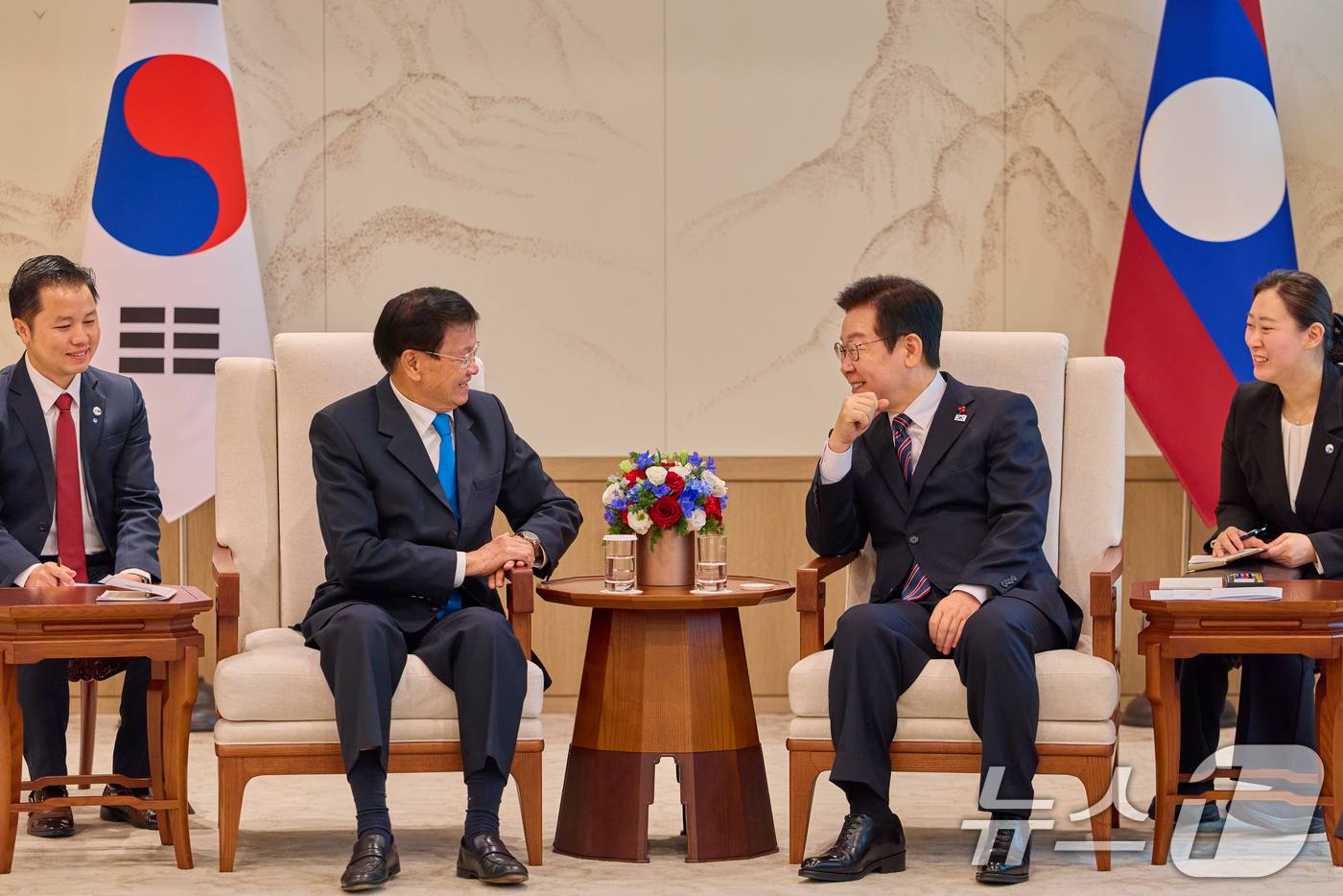 (서울=뉴스1) 허경 기자 = 이재명 대통령과 통룬 시술릿 라오스 국가주석이 15일 서울 용산 대통령실에서 소인수회담을 하고 있다. (대통령실 제공. 재판매 및 DB 금지) 202 …