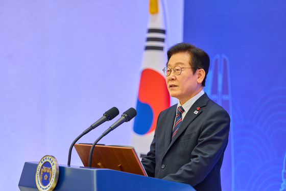 李대통령, 연말 기부단체 초청하며 '성냥팔이 소녀' 다시 보니