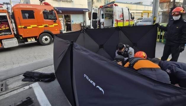 대전 신탄진 마트서 차에 깔린 50대 시민들이 달려들어 구조