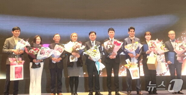 본문 이미지 - 15일 전주 더 메이호텔에서 열린 &#39;2025 전북특별자치도체육상 시상식&#39;에서 수상자들이 기념사진을 촬영하고 있다.&#40;전북체육회 제공, 재판매 및 DB 금지&#41;/뉴스1