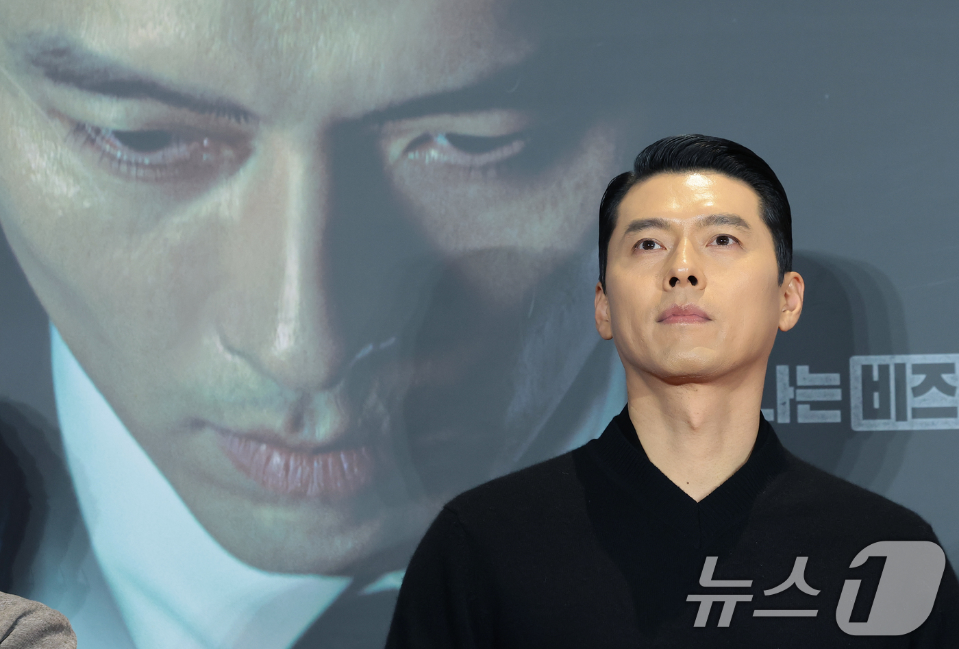 (서울=뉴스1) 권현진 기자 = 배우 현빈이 15일 서울 강남구 코엑스 메가박스에서 진행된 디즈니+ 오리지널 시리즈 '메이드 인 코리아' VIP 시사회에 참석해 인사를 하고 있다. …