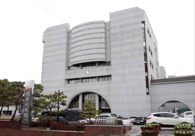 "금뱃지 달고 탐관오리짓"…전주시의회, 비위의원 10명 '징계'