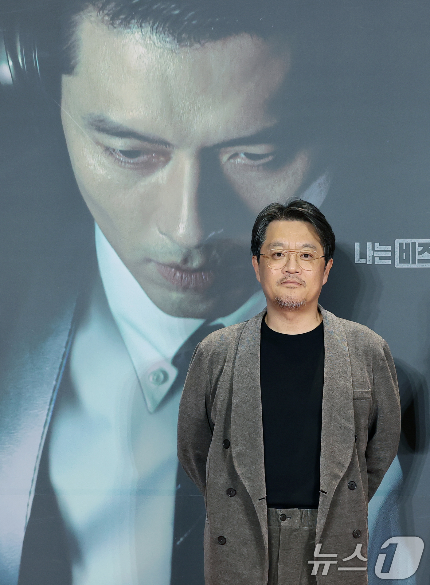 (서울=뉴스1) 권현진 기자 = 우민호 감독이 15일 서울 강남구 코엑스 메가박스에서 진행된 디즈니+ 오리지널 시리즈 '메이드 인 코리아' VIP 시사회에 참석해 포즈를 취하고 있 …