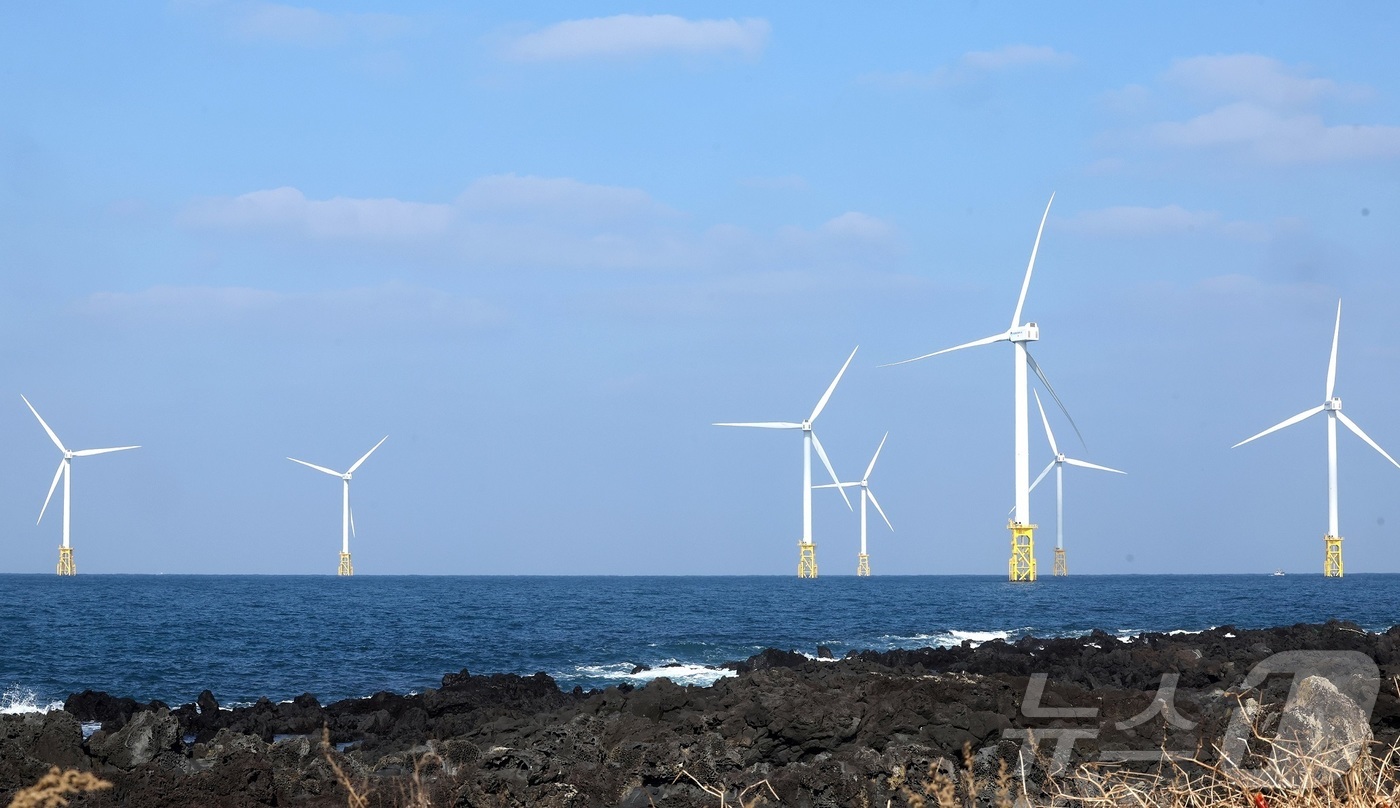 (제주=뉴스1) = 15일 제주한림해상풍력 준공식이 열렸다.제주한림해상풍력은 현재 국내에서 운영 중인 해상풍력 발전단지 가운데 최대 규모로, 연간 234GW의 전력을 생산해 제주도 …