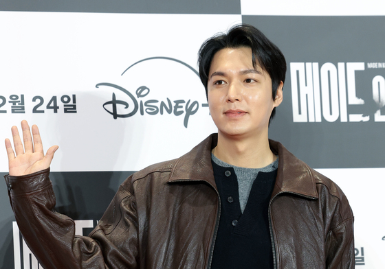 이민호, 빛나는 손 인사