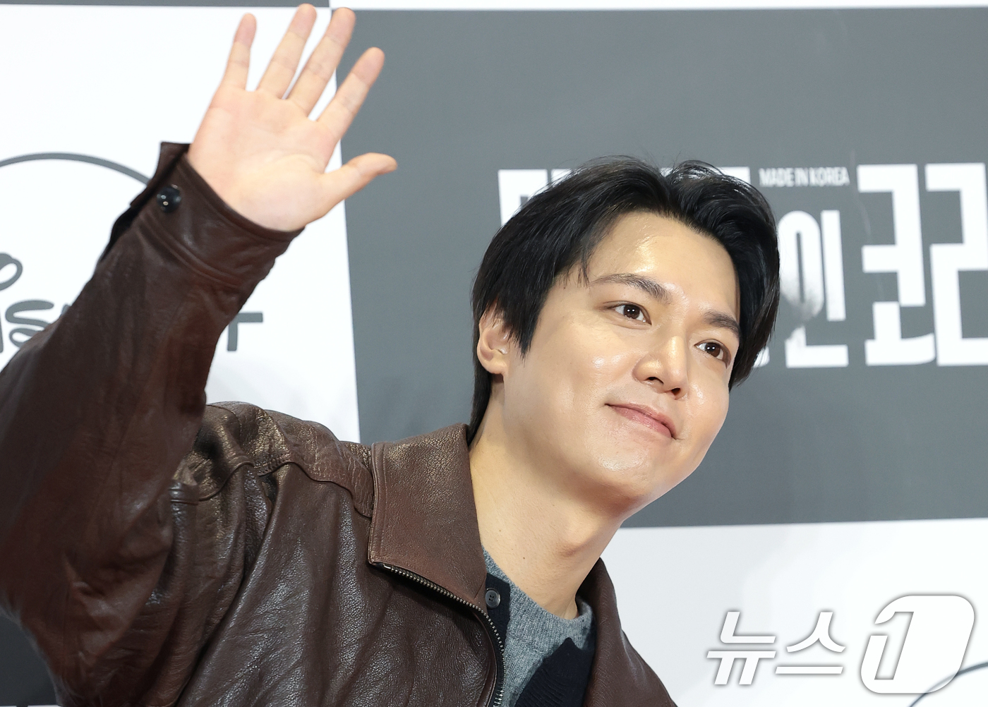 (서울=뉴스1) 권현진 기자 = 배우 이민호가 15일 서울 강남구 코엑스 메가박스에서 진행된 디즈니+ 오리지널 시리즈 '메이드 인 코리아' VIP 시사회에 참석해 인사를 하고 있다 …