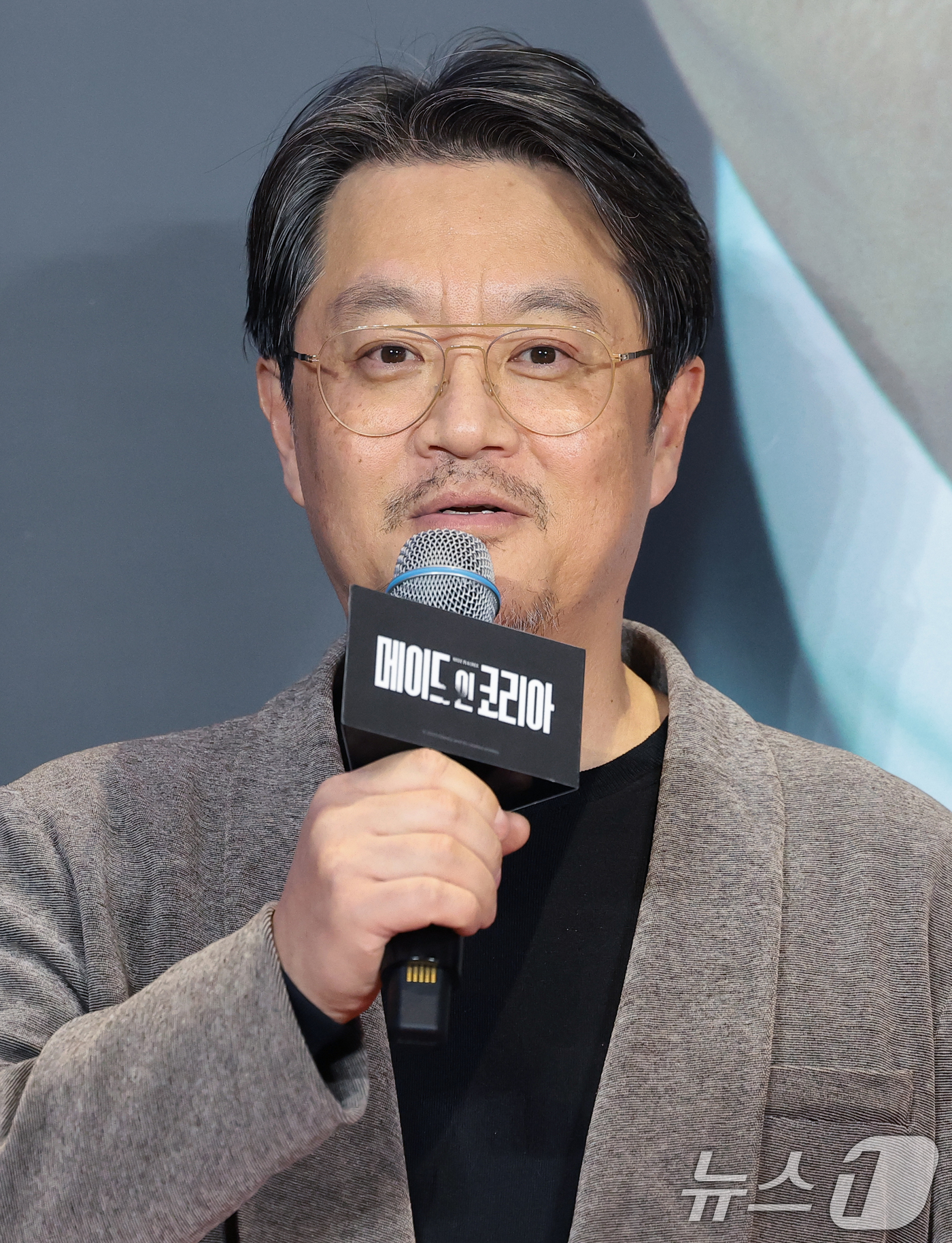 (서울=뉴스1) 권현진 기자 = 우민호 감독이 15일 서울 강남구 코엑스 메가박스에서 진행된 디즈니+ 오리지널 시리즈 '메이드 인 코리아' VIP 시사회에 참석해 인사말을 하고 있 …