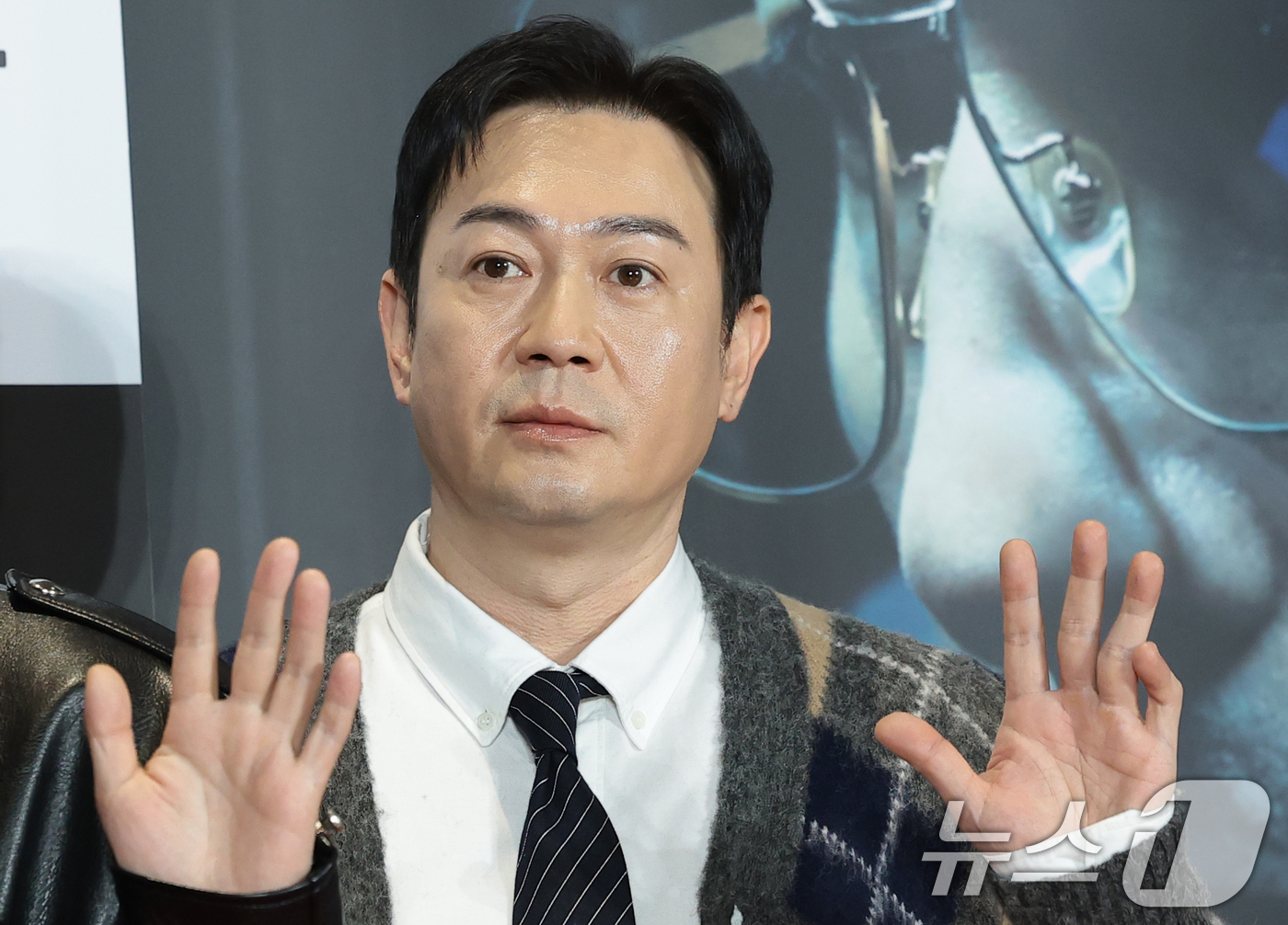 (서울=뉴스1) 권현진 기자 = 배우 박용우가 15일 서울 강남구 코엑스 메가박스에서 진행된 디즈니+ 오리지널 시리즈 '메이드 인 코리아' VIP 시사회에 참석해 포즈를 취하고 있 …