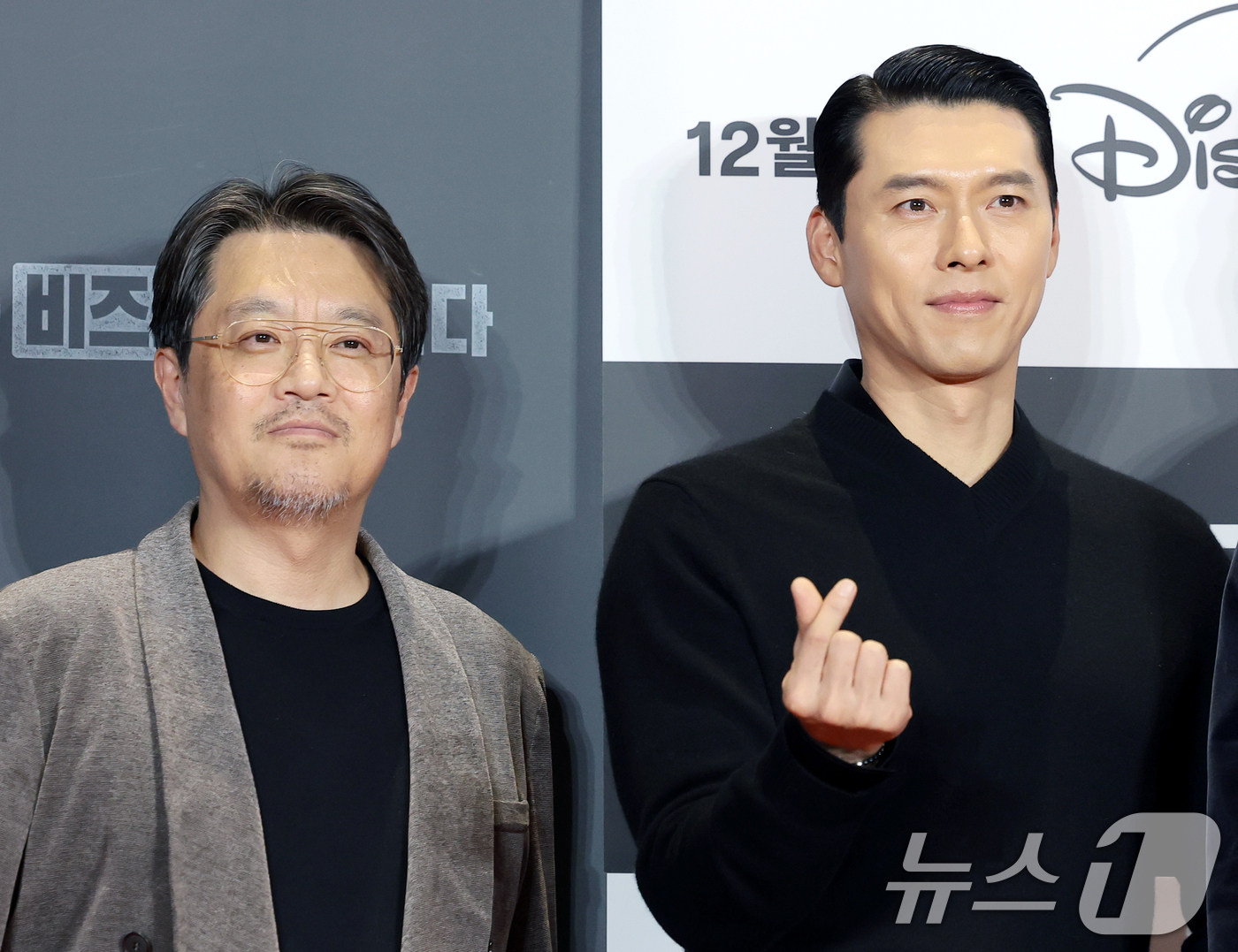 (서울=뉴스1) 권현진 기자 = 우민호 감독과 배우 현빈(오른쪽)이 15일 서울 강남구 코엑스 메가박스에서 진행된 디즈니+ 오리지널 시리즈 '메이드 인 코리아' VIP 시사회에 참 …