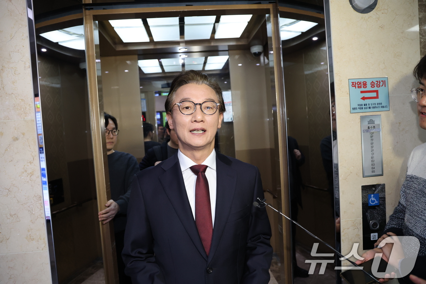 (서울=뉴스1) 이승배 기자 = 통일교 지원 의혹을 받는 전재수 더불어민주당 의원이 15일 오후 서울 여의도 국회의원회관에서 경찰의 의원실 압수수색과 관련 취재진을 향해 입장을 밝 …