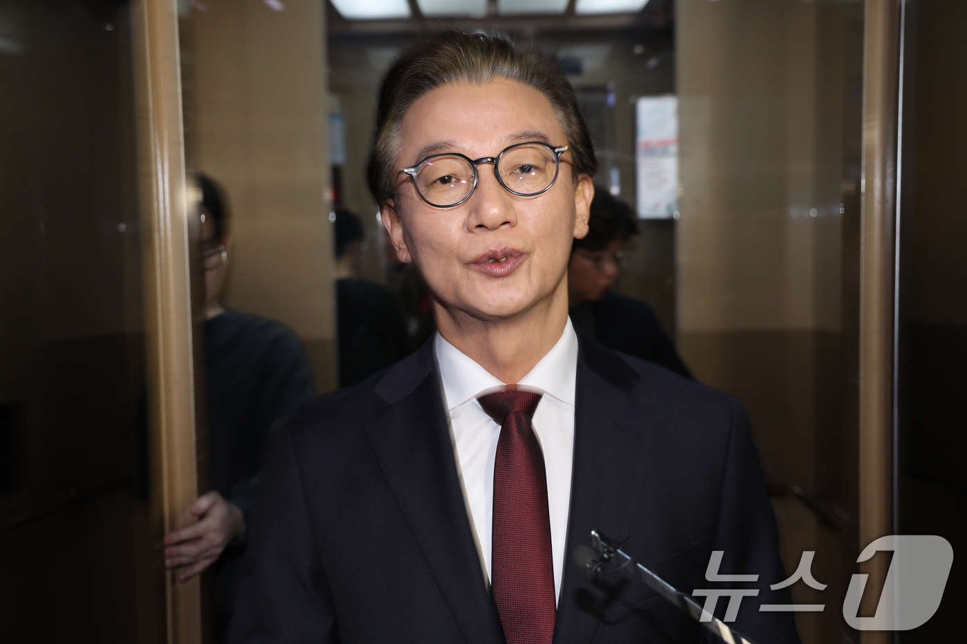 (서울=뉴스1) 이승배 기자 = 통일교 지원 의혹을 받는 전재수 더불어민주당 의원이 15일 오후 서울 여의도 국회의원회관에서 경찰의 의원실 압수수색과 관련 취재진을 향해 입장을 밝 …