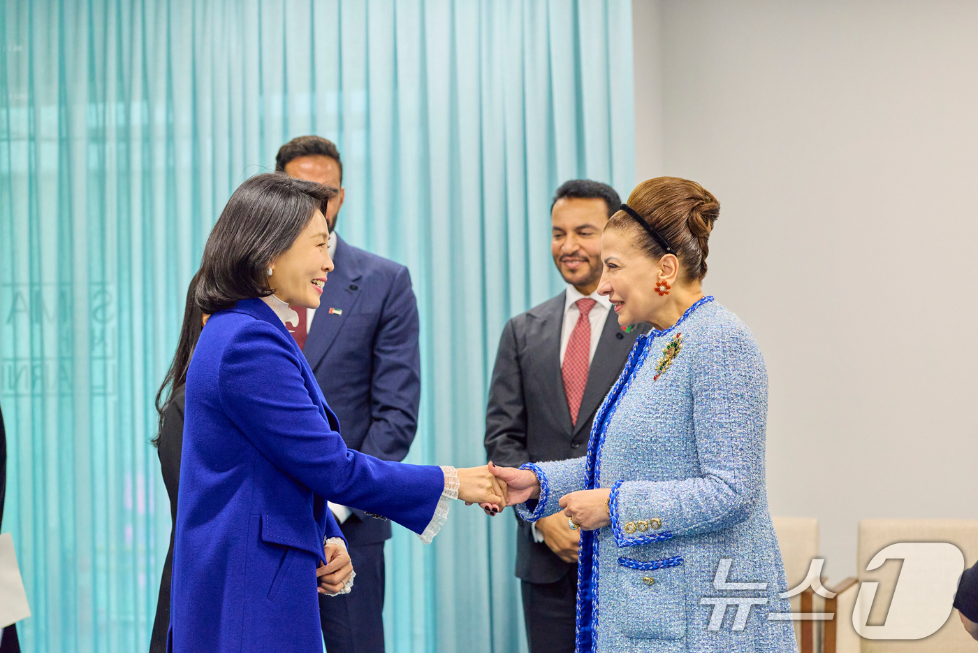 (서울=뉴스1) 허경 기자 = 김혜경 여사가 15일 서울 중구 서울시립미술관에서 열린 한-UAE 공동기획 전시 '근접한 세계' 개막식에 참석해 후다 알카미스-카누 아부다비 음악예술 …