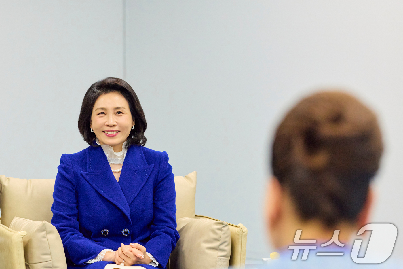 (서울=뉴스1) 허경 기자 = 김혜경 여사가 15일 서울 중구 서울시립미술관에서 열린 한-UAE 공동기획 전시 '근접한 세계' 개막식에 참석해 후다 알카미스-카누 아부다비 음악예술 …