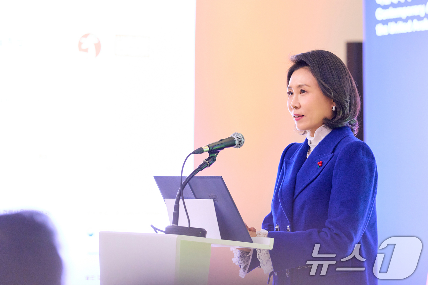 (서울=뉴스1) 허경 기자 = 김혜경 여사가 15일 서울 중구 서울시립미술관에서 열린 한-UAE 공동기획 전시 '근접한 세계' 개막식에서 인사말을 하고 있다. (대통령실 제공. 재 …
