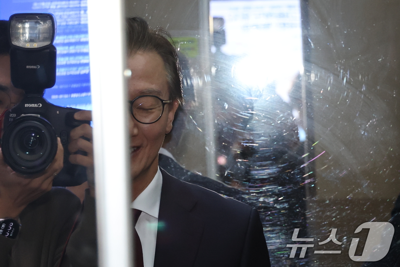 (서울=뉴스1) 이승배 기자 = 통일교 지원 의혹을 받는 전재수 더불어민주당 의원이 15일 오후 서울 여의도 국회의원회관에서 경찰의 의원실 압수수색과 관련 취재진을 향해 입장을 밝 …