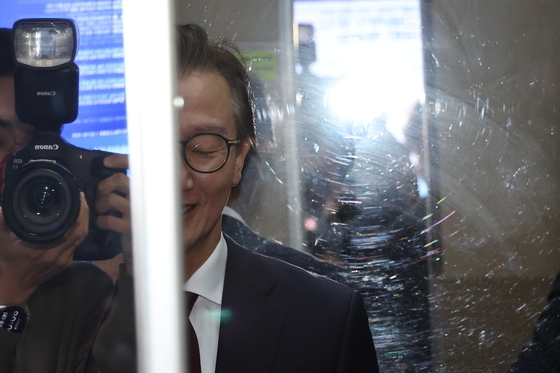 전재수 '씁쓸한 미소'