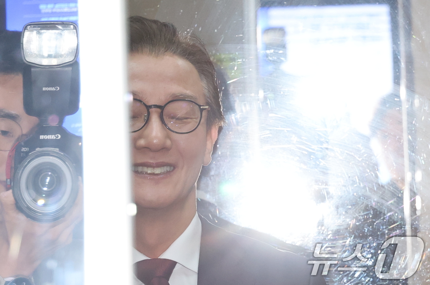 (서울=뉴스1) 이승배 기자 = 통일교 지원 의혹을 받는 전재수 더불어민주당 의원이 15일 오후 서울 여의도 국회의원회관에서 경찰의 의원실 압수수색과 관련 취재진을 향해 입장을 밝 …