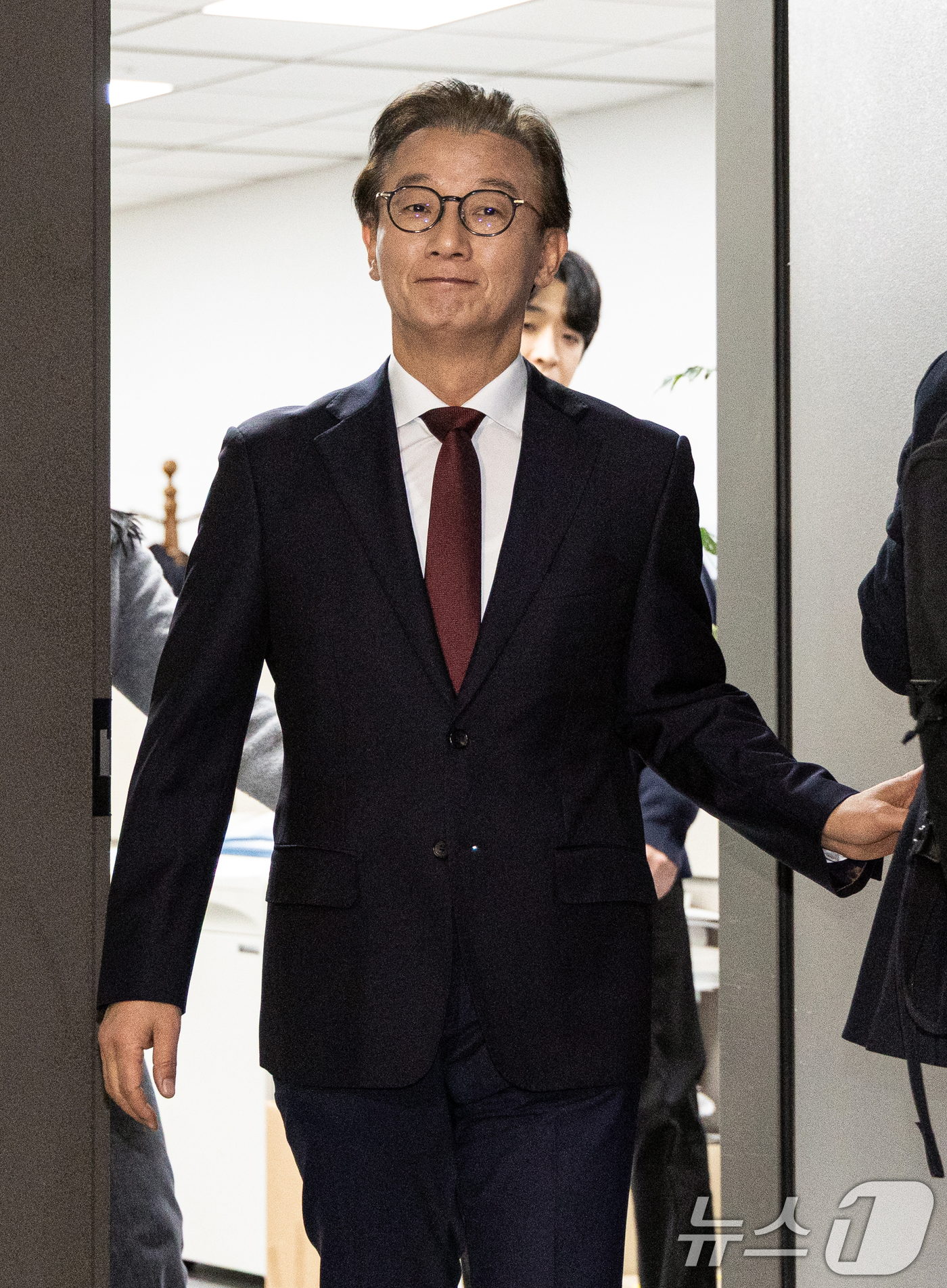 (서울=뉴스1) 이승배 기자 = 통일교 지원 의혹을 받는 전재수 더불어민주당 의원이 15일 경찰의 압수수색이 종료된 서울 여의도 국회의원회관 의원실에서 나서고 있다. 2025.12 …