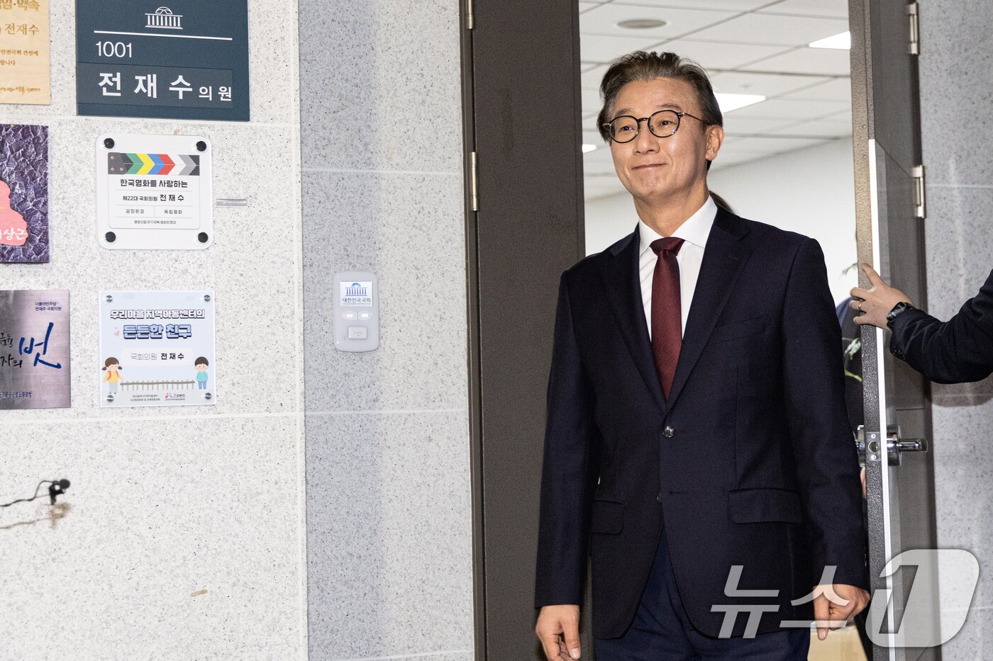 본문 이미지 - 통일교 지원 의혹을 받는 전재수 더불어민주당 의원이 15일 경찰의 압수수색이 종료된 서울 여의도 국회의원회관 의원실에서 나서고 있다. 2025.12.15 ⓒ 뉴스1 이승배 기자