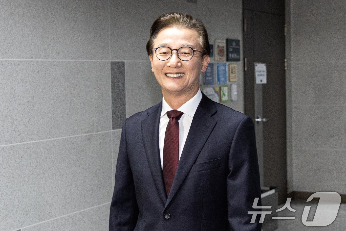 본문 이미지 - 통일교 지원 의혹을 받는 전재수 더불어민주당 의원이 15일 경찰의 압수수색이 종료된 서울 여의도 국회의원회관 의원실에서 나서고 있다. 2025.12.15 ⓒ 뉴스1 이승배 기자