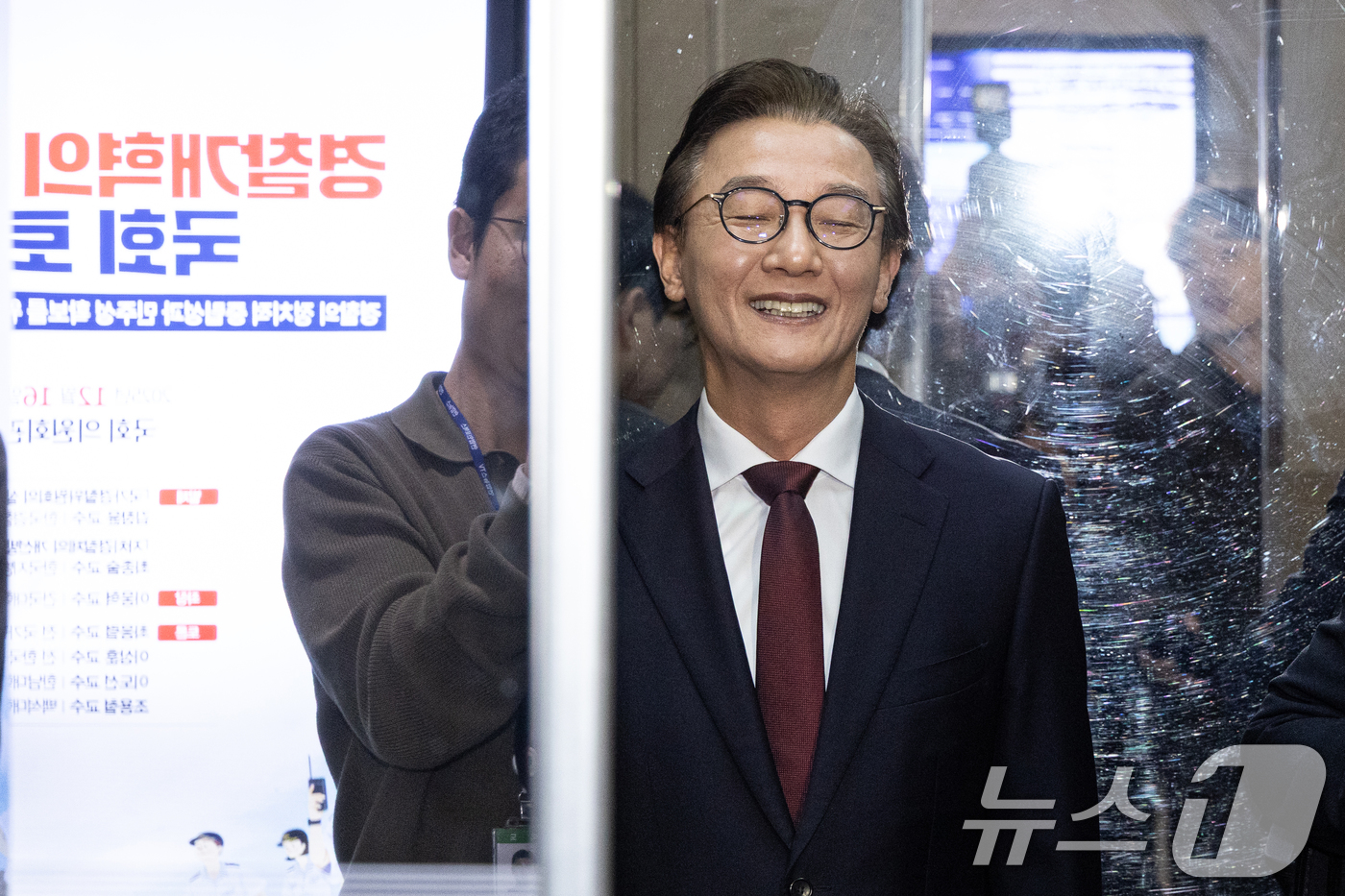 (서울=뉴스1) 이승배 기자 = 통일교 지원 의혹을 받는 전재수 더불어민주당 의원이 15일 경찰의 압수수색이 종료된 서울 여의도 국회의원회관 의원실에서 나서 승강기에 탑승해 있다. …