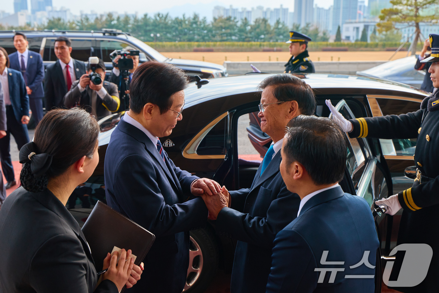 (서울=뉴스1) 허경 기자 = 이재명 대통령이 15일 서울 용산 대통령실에서 통룬 시술릿 라오스 국가주석을 환송하며 손을 맞잡고 있다. (이재명 대통령 SNS. 재판매 및 DB 금 …