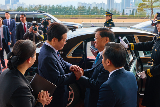 손 맞잡은 한-라오스 정상