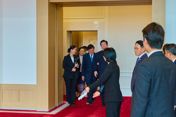 이재명 대통령 팔짱 끼는 라오스 국가주석