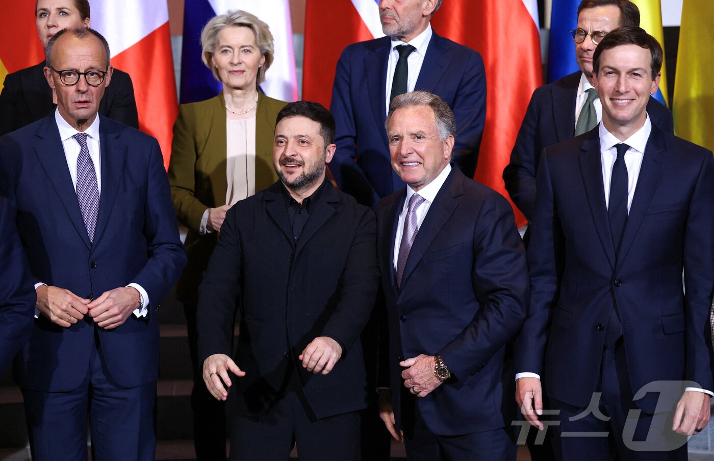 본문 이미지 - 프리드리히 메르츠 독일 총리, 우르줄라 폰데어라이엔 유럽연합(EU) 집행위원장, 볼로디미르 젤렌스키 우크라이나 대통령, 스티브 위트코프 미국 특사, 도널드 트럼프 미국 대통령의 사위 재러드 쿠슈너가 15일(현지시간) 독일 베를린 연방총리청에서 기념사진을 촬영하고 있다. 2025.12.15. ⓒ 로이터=뉴스1 ⓒ News1 윤다정 기자