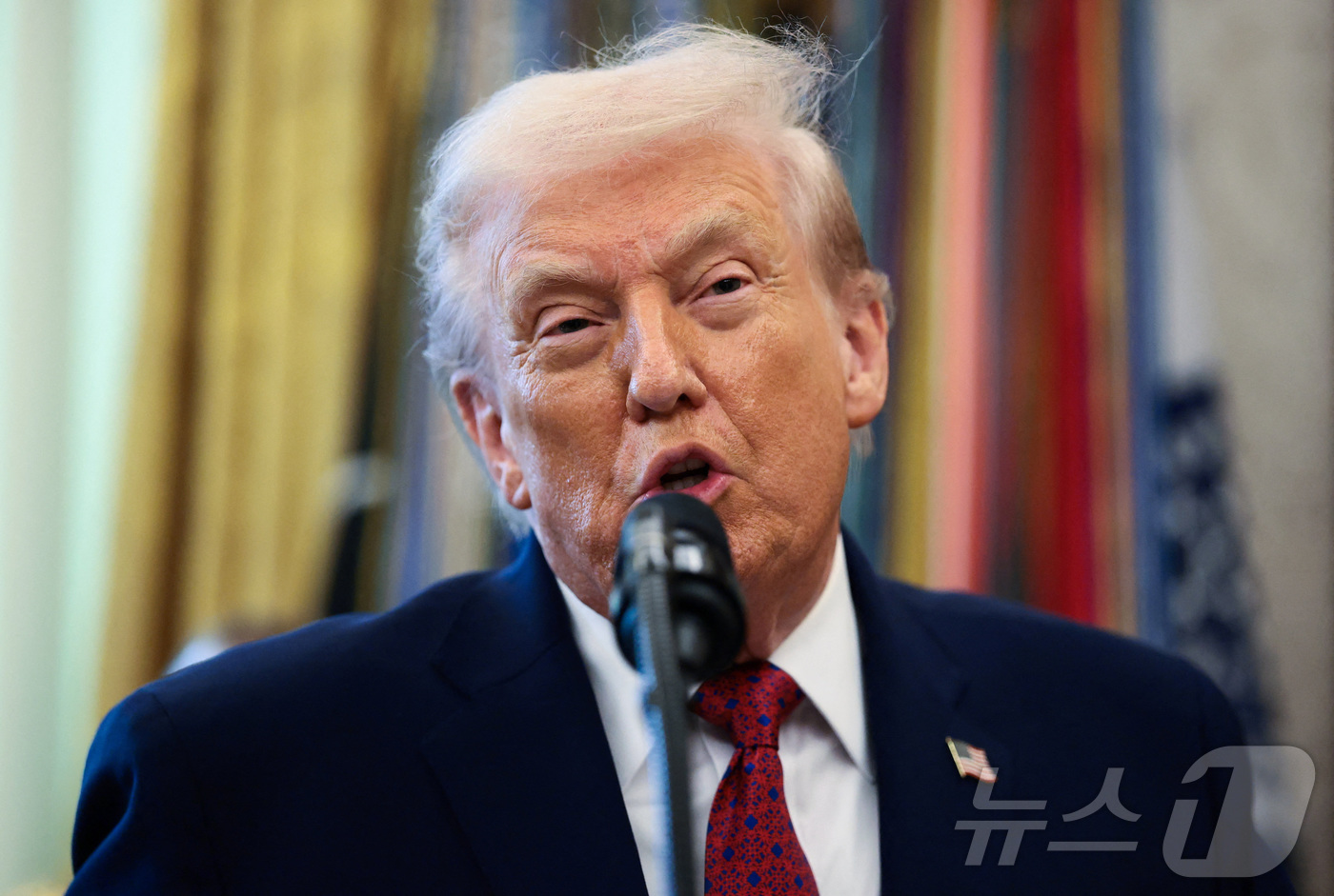 (워싱턴DC 로이터=뉴스1) 류정민 특파원 = 도널드 트럼프 미국 대통령이 15일(현지시간) 워싱턴DC 백악관에서 열린 멕시코 국경 방어 메달 수여식에서 발언하고 있다. 2025. …