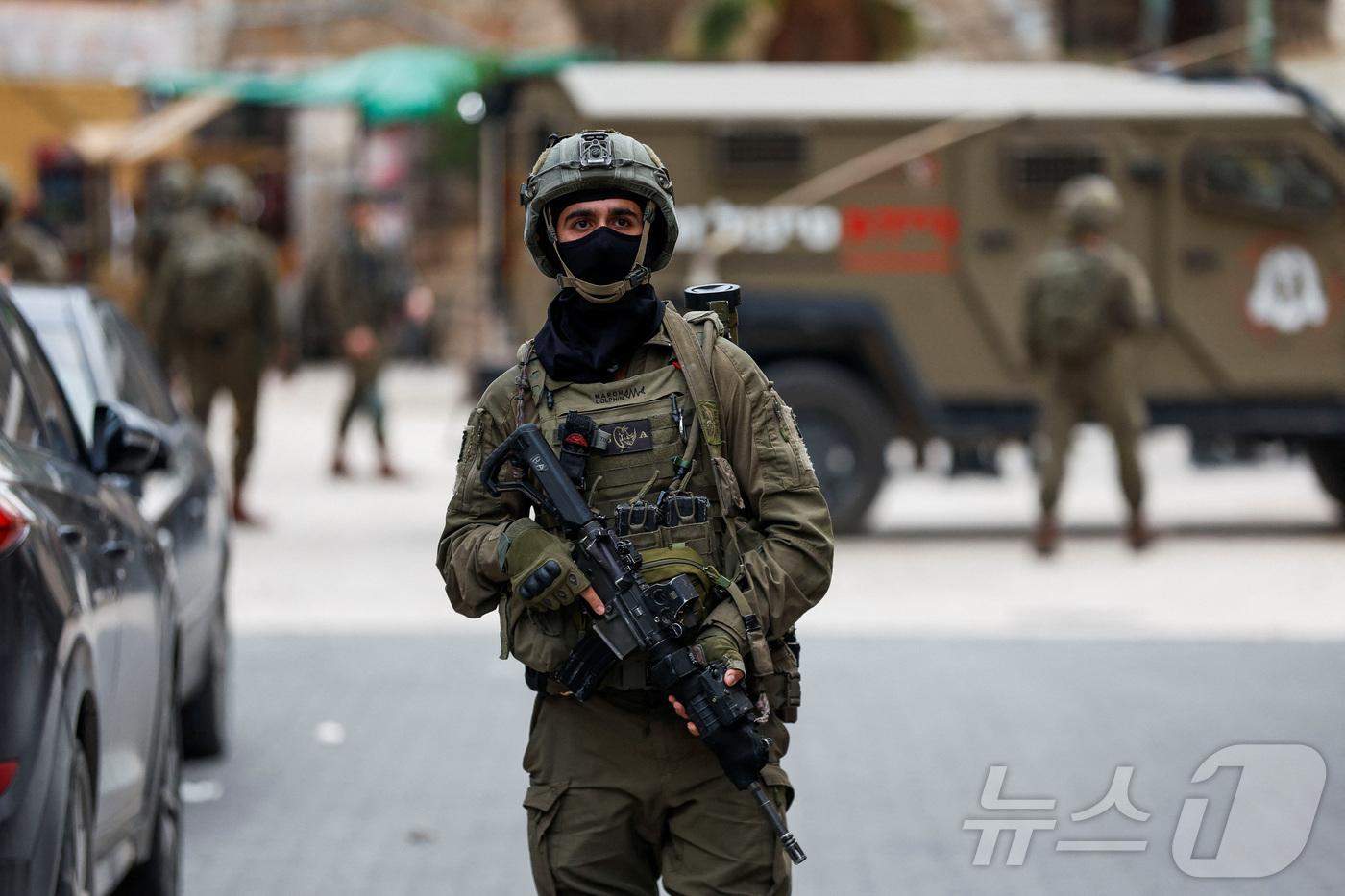 (헤브론 로이터=뉴스1) 윤다정 기자 = 13일(현지시간) 요르단강 서안지구 헤브론에서 열린 정착민 주간 투어 중 이스라엘군 병사가 경계 근무를 서고 있다. 2025.12.13.ⓒ …