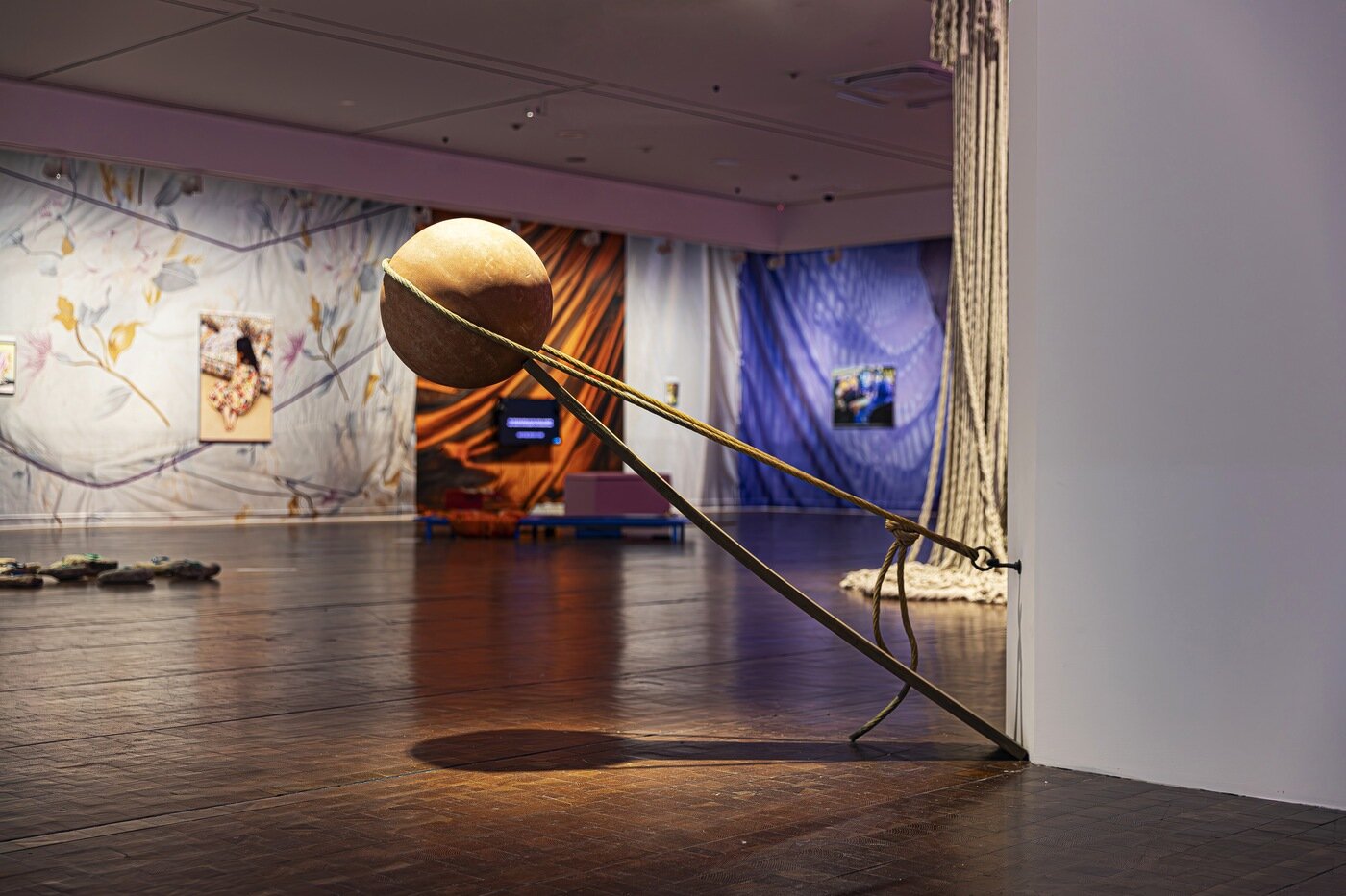 본문 이미지 - 아랍에미리트 현대미술전 《근접한 세계》 전경 (서울시립미술관 제공)