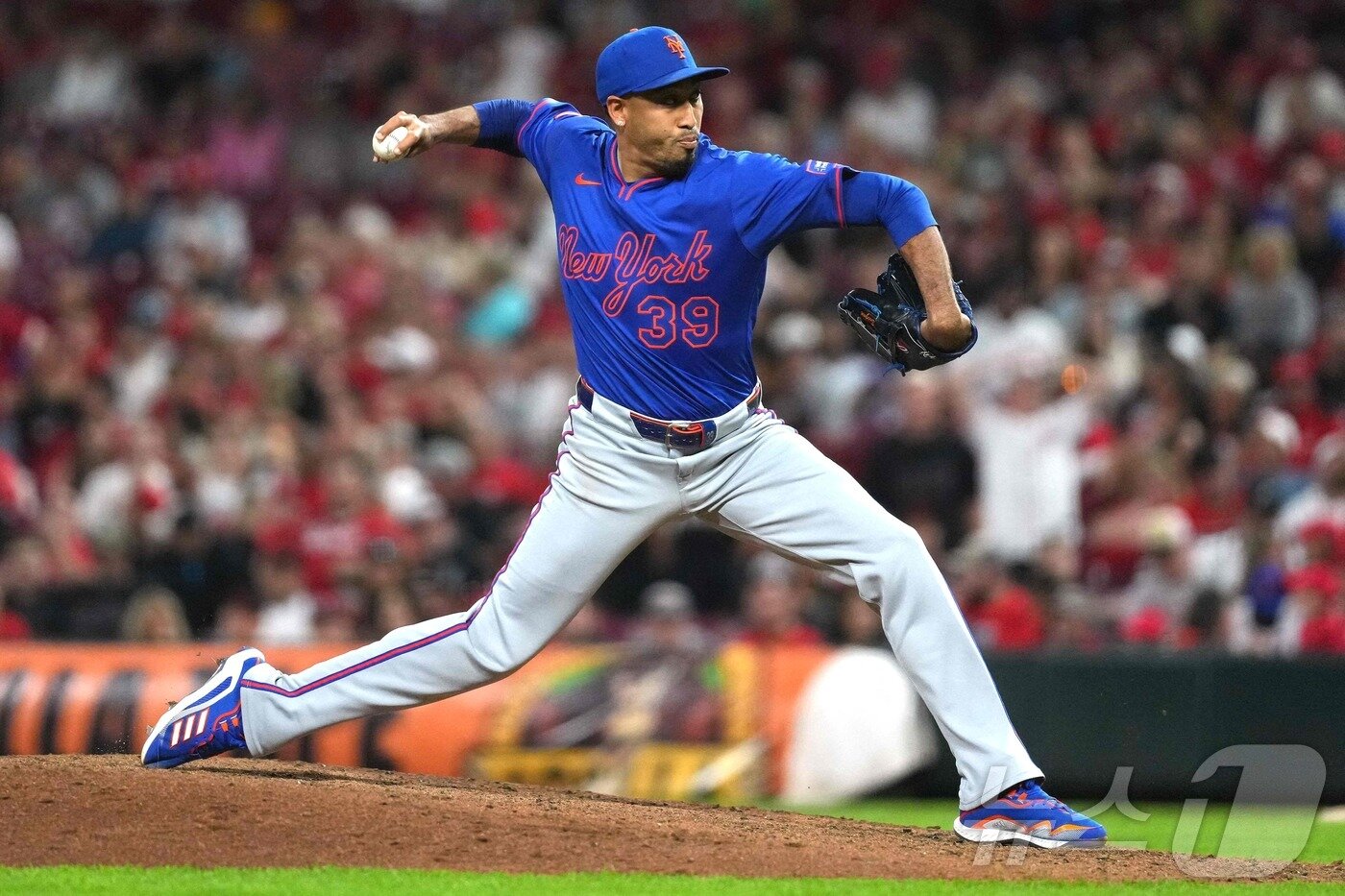 본문 이미지 - 에드윈 디아즈는 LA 다저스와 3년 계약을 맺으면서 디퍼 조항을 포함했다. ⓒ AFP=뉴스1