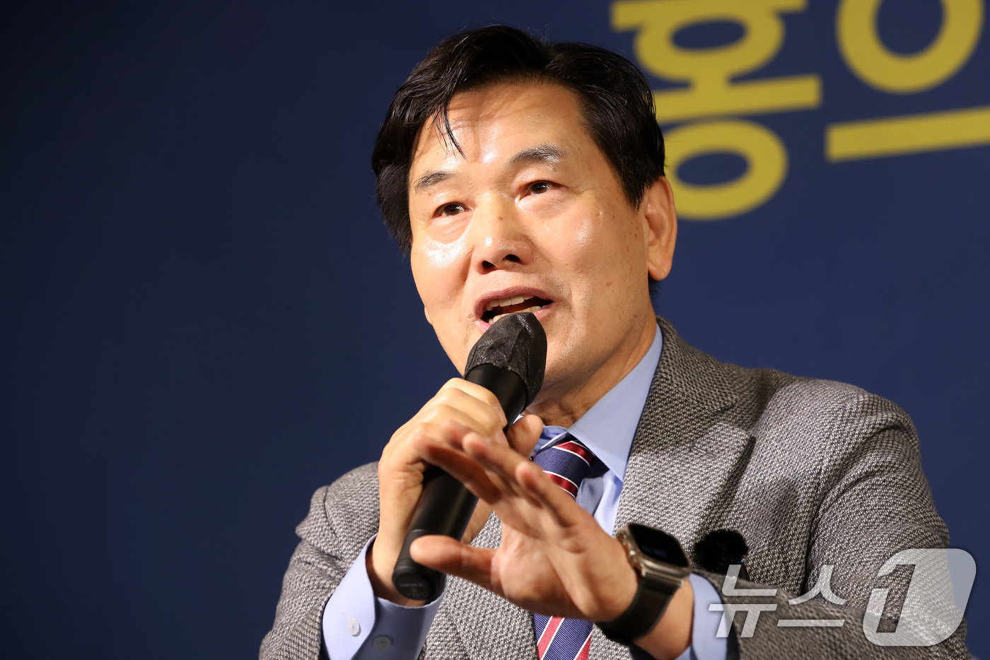 (대구=뉴스1) 공정식 기자 = 홍의락 전 더불어민주당 의원이 16일 오전 대구 남구 이천동 대구아트파크에서 열린 아시아포럼21 정책토론회에 참석해 대구경북 언론인 질문에 답하고 …