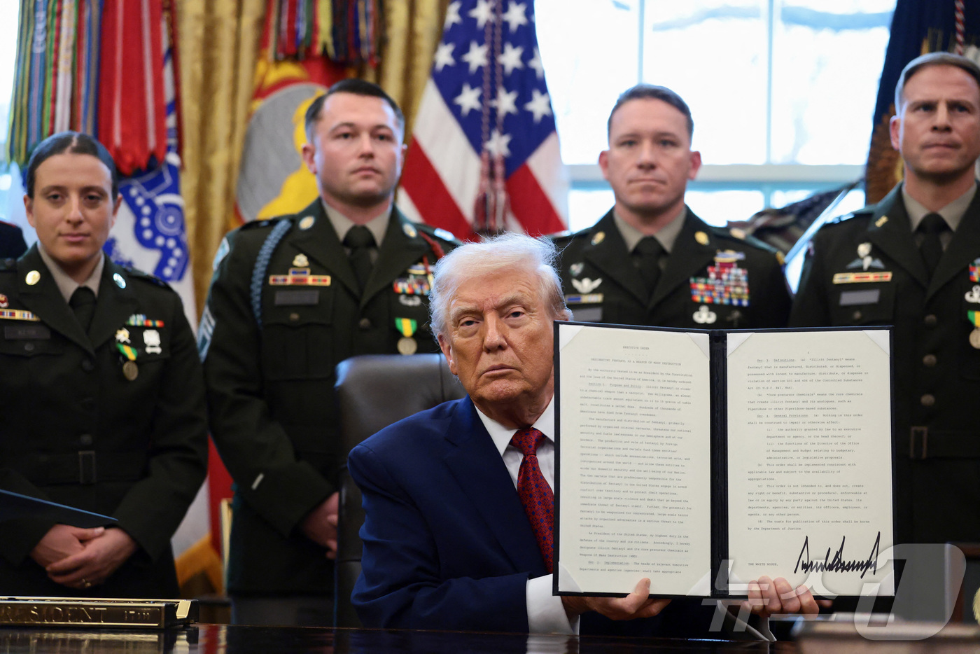 (워싱턴DC 로이터=뉴스1) 류정민 특파원 = 도널드 트럼프 미국 대통령이 15일(현지시간) 워싱턴DC 백악관에서 마약류 펜타닐을 대량살상무기(WMD)로 지정하는 행정명령에 서명하 …
