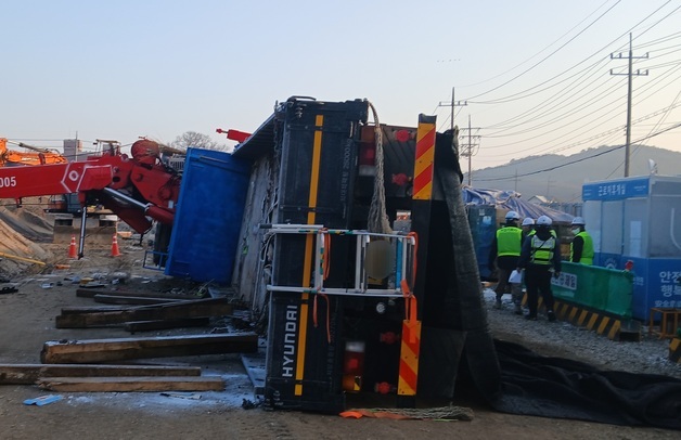 인천 강화도서 25톤 크레인 전도…작업자 2명 부상