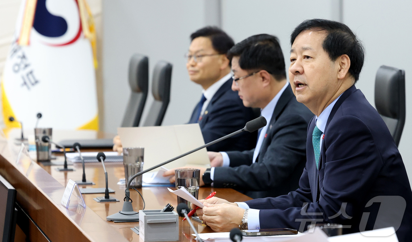 (세종=뉴스1) 김기남 기자 = 구윤철 경제부총리 겸 기획재정부 장관이 16일 오전 세종시 정부세종청사에서 열린 산업경쟁력강화 관계장관회의 겸 성장전략 TF를 주재하며 발언하고있다 …