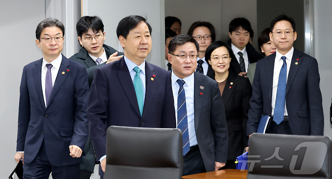 (세종=뉴스1) 김기남 기자 = 구윤철 경제부총리 겸 기획재정부 장관이 16일 오전 세종시 정부세종청사에서 열린 산업경쟁력강화 관계장관회의 겸 성장전략 TF에 관계부처 장관들과 함 …