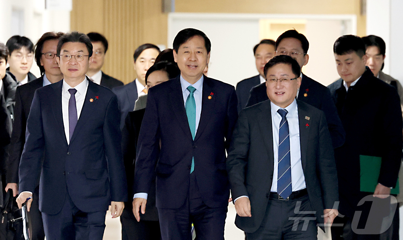 (세종=뉴스1) 김기남 기자 = 구윤철 경제부총리 겸 기획재정부 장관이 16일 오전 세종시 정부세종청사에서 열린 산업경쟁력강화 관계장관회의 겸 성장전략 TF에 관계부처 장관들과 함 …