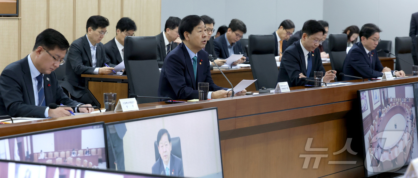 (세종=뉴스1) 김기남 기자 = 구윤철 경제부총리 겸 기획재정부 장관이 16일 오전 세종시 정부세종청사에서 열린 산업경쟁력강화 관계장관회의 겸 성장전략 TF를 주재하며 발언하고있다 …