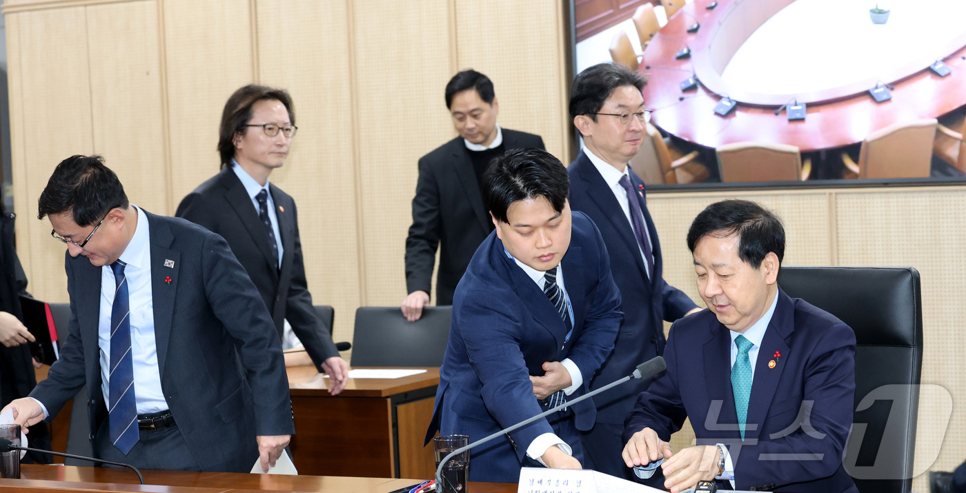 (세종=뉴스1) 김기남 기자 = 구윤철 경제부총리 겸 기획재정부 장관이 16일 오전 세종시 정부세종청사에서 열린 산업경쟁력강화 관계장관회의 겸 성장전략 TF에 참석하여 회의를 준비 …