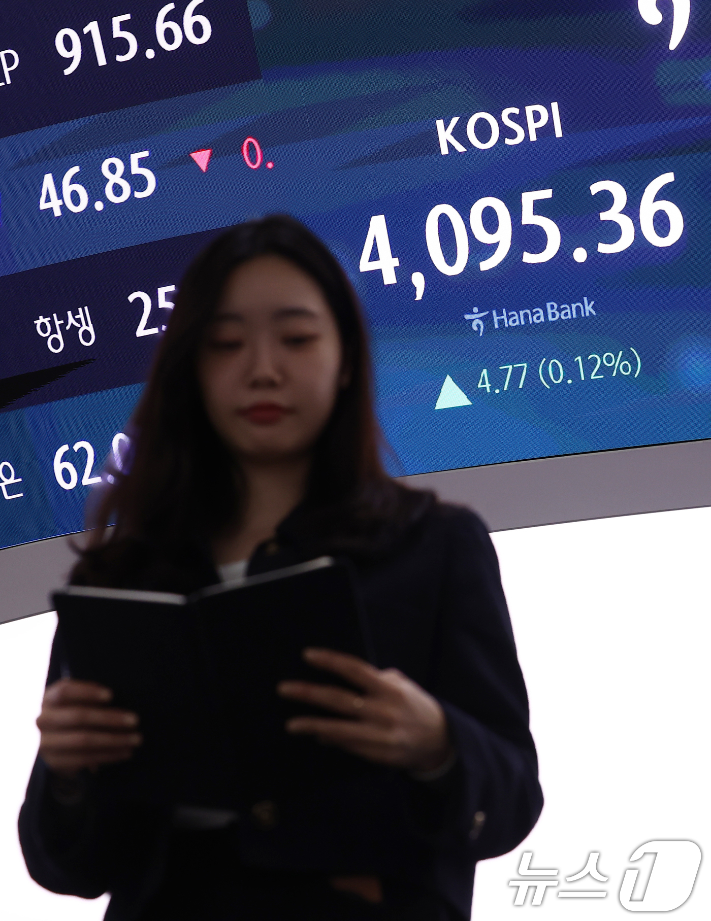 (서울=뉴스1) 김민지 기자 = 16일 오전 서울 중구 하나은행 딜링룸 전광판에 코스피 시황이 표시되고 있다.이날 코스피는 전 거래일(4090.59)보다 2.73포인트(0.07%) …