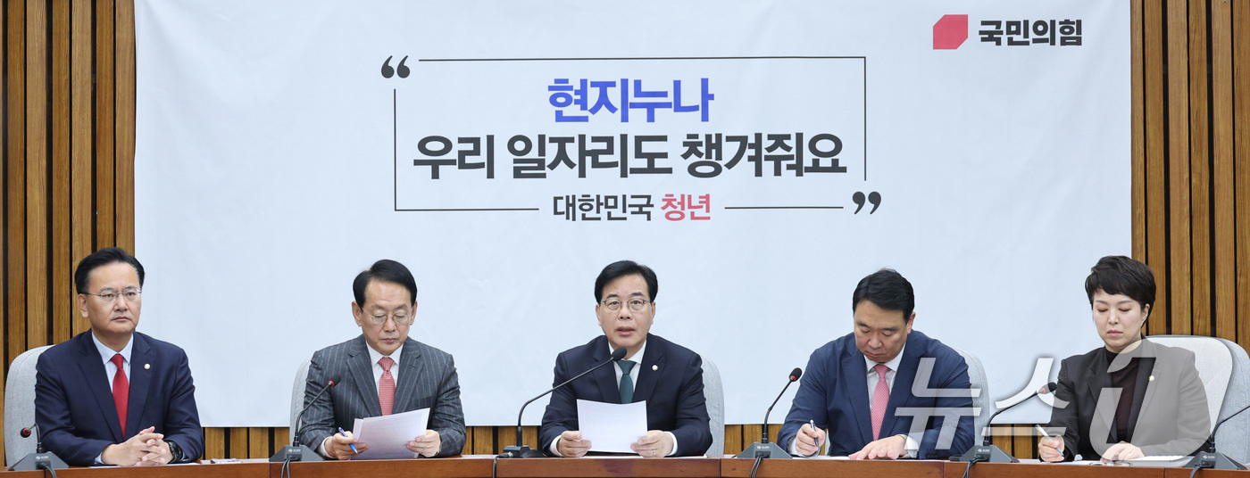 (서울=뉴스1) 신웅수 기자 = 송언석 국민의힘 원내대표가 16일 서울 여의도 국회에서 열린 원내대책회의에서 발언하고 있다. 2025.12.16/뉴스1