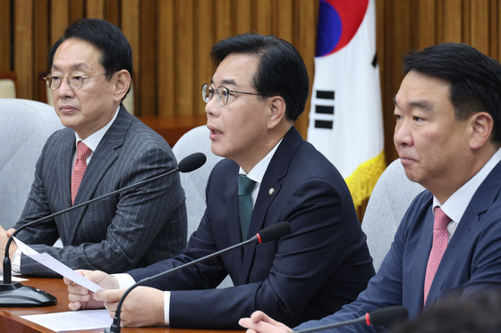 원내대책회의 발언하는 송언석