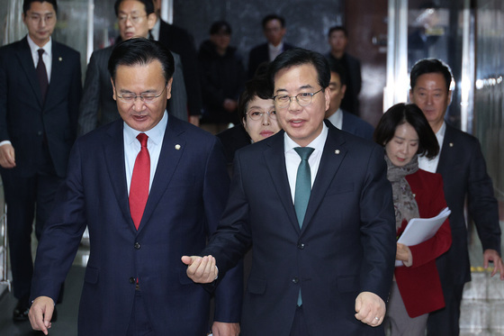 회의 참석하는 송언석