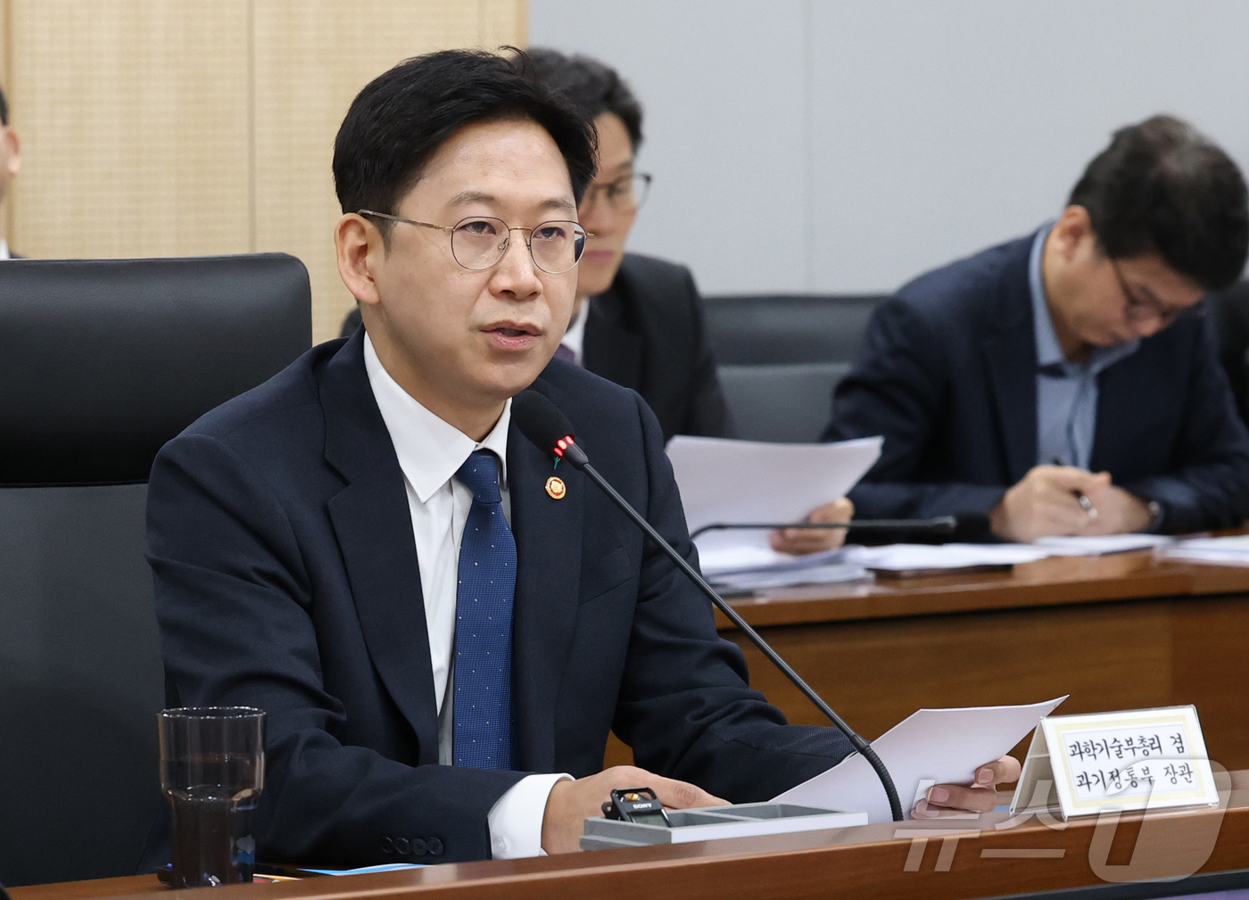 (세종=뉴스1) 김기남 기자 = 배경훈 부총리 겸 과기정통부 장관이 16일 오전 세종시 정부세종청사에서 열린 산업경쟁력강화 관계장관회의 겸 성장전략 TF에 참석하여 발언하고있다. …